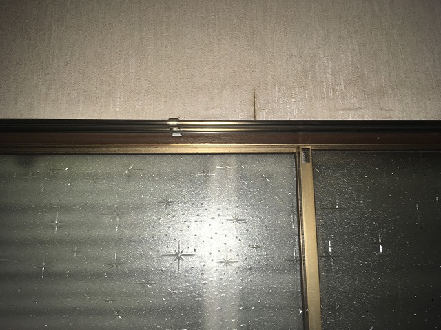 雨漏りの痕跡が残る室内